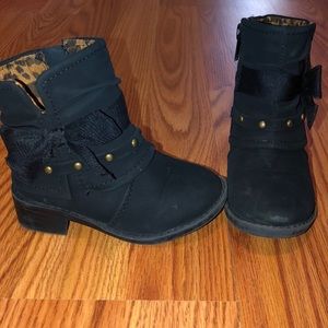 Toddler size 6c Black boots